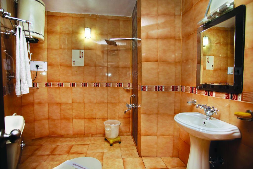 Hotel Pride Continental Srīnagar Oda fotoğraf