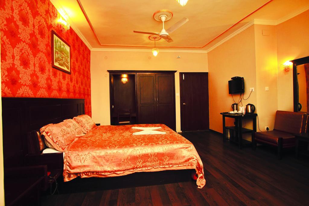 Hotel Pride Continental Srīnagar Oda fotoğraf