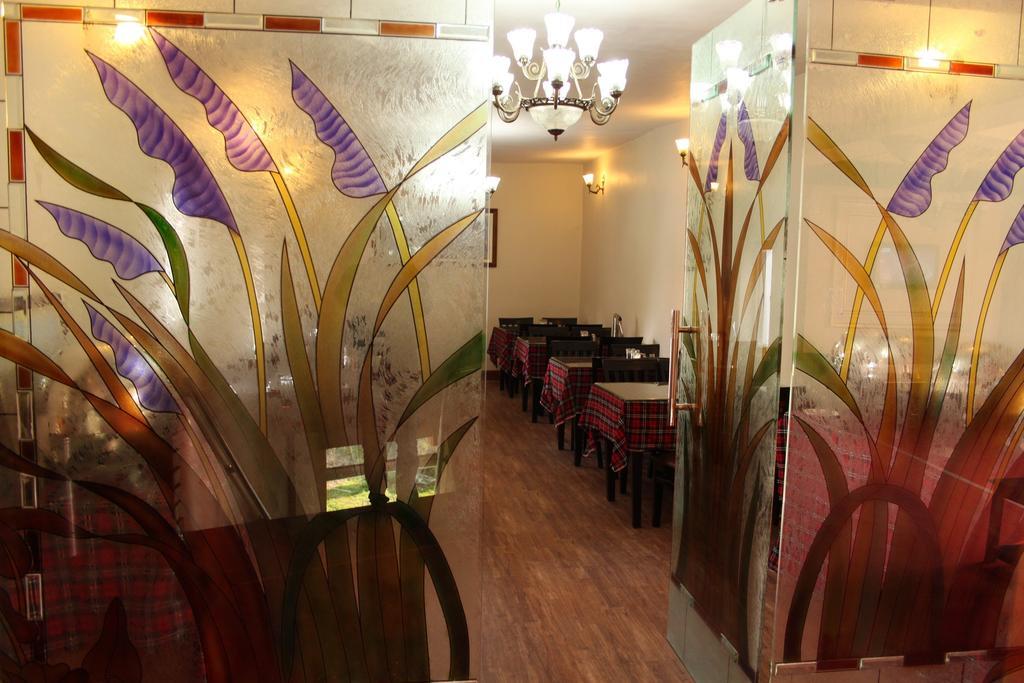 Hotel Pride Continental Srīnagar Dış mekan fotoğraf